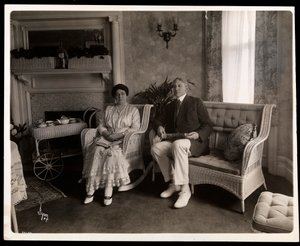 Portrét pana a paní Howardových sedících v obývacím pokoji v jejich domě na 200 5th Avenue, New York, 1916-6 (stříbrný želatinový tisk)