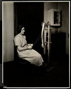 Portrét slepé, hluchoněmé mladé ženy předávající vlnu v New York Association for the Blind, 111 East 59th St., New York, 1923 (stříbrný želatinový tisk)