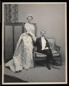 Portrét neidentifikovaného muže a ženy na James Hazen Hyde Ball, New York, 31. ledna 1905 (stříbrný želatinový tisk)