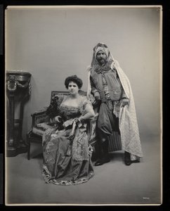 Portrét neidentifikovaného muže a ženy na James Hazen Hyde Ball, New York, 31. ledna 1905 (stříbrný želatinový tisk)