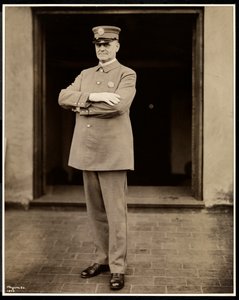 Portrét nejvyššího policisty v hotelu Commodore, 1922 (stříbrný želatinový tisk)