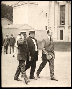 Prezident William Howard Taft s profesorem Arthurem Twiningem Hadleym z Yale University a dalším mužem, 1900-20 (stříbrný želatinový tisk)