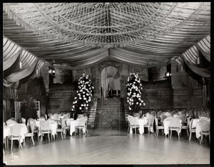 Přijímací místnost v hotelu Ritz-Carlton, 1915 nebo 1916 (stříbrný želatinový tisk)