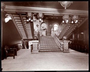 Schodiště v hotelu Park Avenue, 1901 nebo 1902 (stříbrný želatinový tisk) od Byron Company