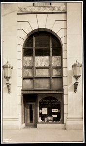 Výloha společnosti En Route Service, Inc., v hotelu Savoy Plaza, 59th Street a 5th Avenue, New York, 1928 (stříbrný želatinový potisk) od Byron Company