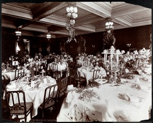 Prostřené stoly pro banket Electric Club v Hotel Delmonico, 1902 (stříbrný želatinový potisk)