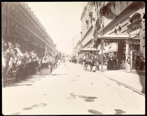 Zaměstnanci guvernéra čekající na příjezd Li Hung Changa v hotelu Waldorf Astoria, New York, 1896 (stříbrný želatinový tisk)