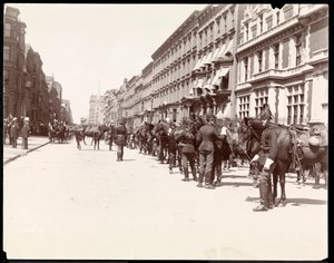 Zaměstnanci guvernéra čekající na příjezd Li Hung Changa v hotelu Waldorf Astoria, 34th Street, New York, 1896 (stříbrný želatinový tisk) od Byron Company