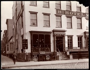 Hotel Martin na 19 Lafayette Place, New York, 1896 (stříbrný želatinový tisk) od Byron Company