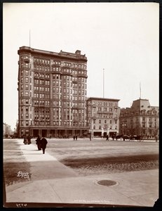 Hotel Savoy na 59. ulici a 5. Avenue, pohled od vchodu do Central Parku, New York, 1898 (stříbrný želatinový tisk) od Byron Company