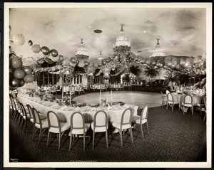 Vídeňská střecha v hotelu St. Regis, 1937 (stříbrný želatinový tisk)