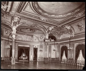 Taneční sál v hotelu Savoy, cca 1895-96 (stříbrný želatinový tisk) od Byron Company