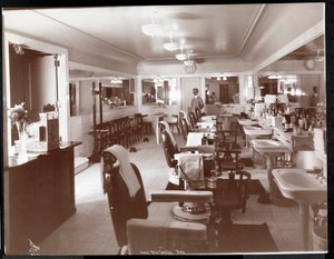 Holičství v hotelu Philadelphia Ritz-Carlton, 1913 (stříbrný želatinový tisk) od Byron Company