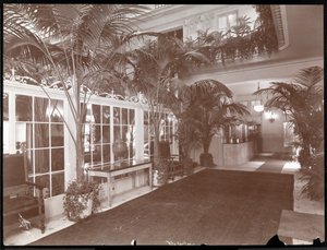 Vstupní hala a registrační přepážka v hotelu Ritz-Carlton, kolem 1910-11 (stříbrný želatinový tisk) od Byron Company