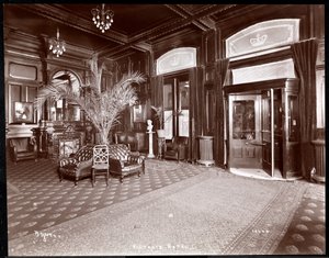 Vstupní hala hotelu Victoria, 1901 nebo 1902 (stříbrný želatinový tisk) od Byron Company