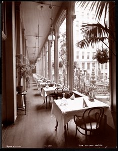 Veranda v hotelu Park Avenue, 1901 nebo 1902 (stříbrný želatinový tisk) od Byron Company