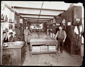 Vinný sklep hotelu Manhattan, 1902 (stříbrný želatinový tisk)