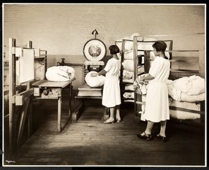 Dvě afroamerické ženy vážící pytle prádla v Carolyn Laundry na 111 East 128th Street, East Harlem, New York, 1928 (potisk stříbrnou želatinou)