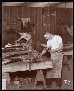 Dva muži pracující v továrně Harrington Piano Co., 1907 (stříbrný želatinový potisk)