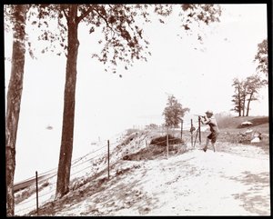 Pohled na chlapce s dalekohledem na řeku Hudson z Riverside Parku, New York (stříbrný želatinový tisk) od Byron Company