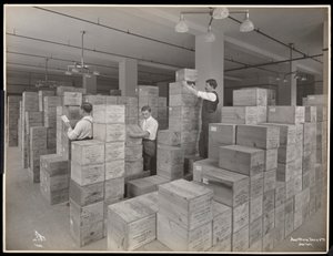 Pohled na muže v expediční místnosti v Parke, Davis und Co., chemiky, Hudson und Vestry Streets, New York, 1910 (stříbrný želatinový tisk) od Byron Company