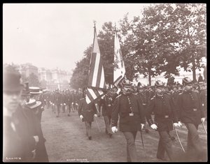 Pohled na bostonské dělostřelectvo pochodující na přehlídce v Londýně, Anglie, 1897 (stříbrný želatinový tisk)