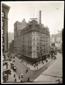 Pohled na Grand Hotel ay 31. ulice a Broadway, New York, asi 1914 (stříbrný želatinový tisk) od Byron Company