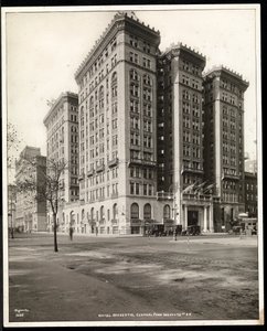 Pohled na hotel Majestic na 72. ulici z druhé strany Central Parku West, New York, 1920 (stříbrný želatinový tisk) od Byron Company