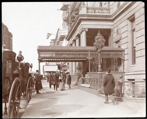 Pohled na Hotel Manhattan na 42nd Street a Madison Avenue, New York, 1900 nebo 1901 (stříbrný želatinový tisk) od Byron Company
