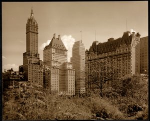 Pohled na hotel Savoy Plaza, 59. ulice a Pátá Avenue, New York, kolem roku 1937 (tisk ze stříbrné želatiny) od Byron Company