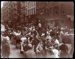 Pohled na dav a obchodníky na Hester Street, New York, 1899 (stříbrný želatinový tisk) od Byron Company
