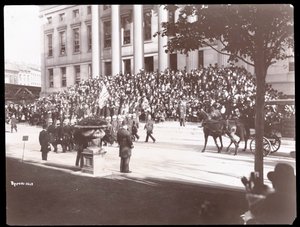 Pohled na dav na schodech Brooklyn Borough Hall během Brooklyn Police Parade, 1897 (stříbrný želatinový tisk) od Byron Company