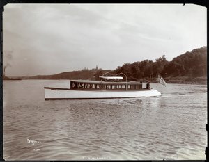 Pohled na jachtu Delicia společnosti New York Yacht, Launch und Engine Co. na řece Hudson poblíž Morris Heights, New York, 1903 (stříbrný želatinový tisk) od Byron Company