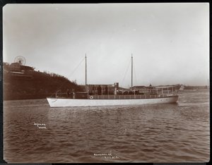 Pohled na jachtu Mousquetaire z New York Yacht, Launch und Engine Co. na řece Harlem, New York, 1905 (potisk stříbrné želatiny) od Byron Company