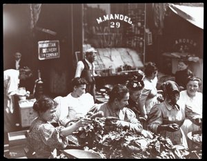 Pohled na ženy nakupující zeleninu od obchodníka na Hester Street, New York, 1898 (stříbrný želatinový tisk)