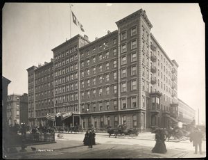 Windsor Hotel na 5. Avenue od 46. do 47. ulice, New York, 1898 (stříbrný želatinový tisk) od Byron Company