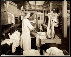 Ženy označující pytle prádla v Carolyn Laundry na 111 east 128th Street, East Harlem, New York, 1928 (stříbrný želatinový potisk)
