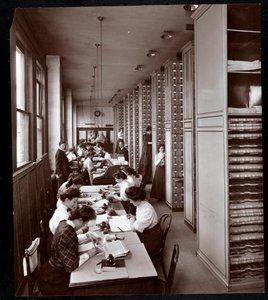 Ženy pracující pod mužským dohledem ve spisovně společnosti Metropolitan Life Insurance Co. na 23. ulici a Madison Avenue, New York, 1907 (stříbrný želatinový tisk) od Byron Company