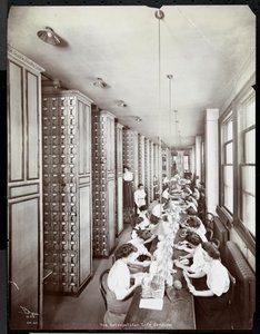 Ženy pracující v podatelně pod mužským dohledem v Metropolitan Life Insurance Co. na 23. ulici a Madison Avenue, 1907 (potisk stříbrnou želatinou)