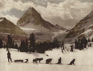 Mount Assiniboine (barevná fotografie)
