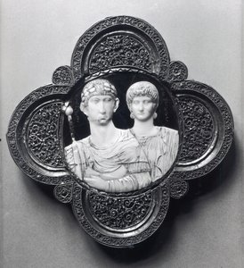 Cameo zobrazující císaře Honoria (395-423) a jeho manželku Marii (slonovina a kov) (viz také 189590) od Byzantine