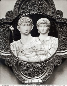Cameo zobrazující císaře Honoria (395-423) a jeho manželku Marii (slonovina a kov) (viz také 189591) od Byzantine