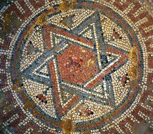 Detail z mozaikové podlahy zobrazující Davidovu hvězdu z byzantského kostela v Shiloh, Západní břeh, 4. století našeho letopočtu (mozaika)