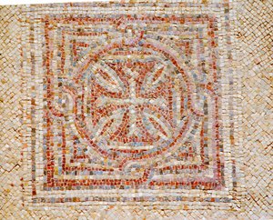 Detail kříže z mozaikové podlahy byzantského kostela v Shoham, Izrael, cca 5. století našeho letopočtu (mozaika) od Byzantine Byzantine