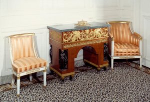 Furniture Premier Empire: kancelář imprese Josephine de Beauharnais (1763-1814) realizovaná bratry Jacobem (19. století) podle kreseb Charlese Perciera a Pierra Fontaina. 1800 Versailles, Grand Trianon od C. and Fontaine P. Percier