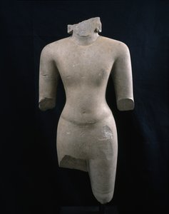Torzo božstva (pravděpodobně Višnu), c. 7. století (pískovec)