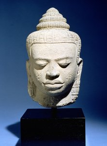 Hlava Buddhy, Khmer, Kambodža, cca 12.-13. století (pískovec)