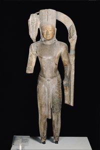 Stojící socha Harihara, styl Phnom Da, z Angkor Borei (pískovec)