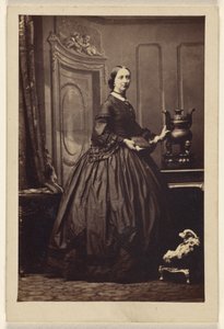 [Neznámá žena drží knihu, stojí] od Camille Silvy