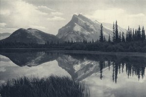 Kanadské Skalisté hory: Mount Rundle, Banff a Vermillion Lakes (čb fotografie) od Canadian Photographer